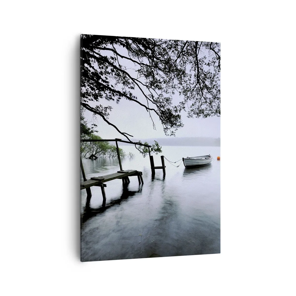 Quadro su tela - Stampe su Tela - Un molo sull'acqua con una barca sullo sfondo circondata da un paesaggio nebbioso - 70x100cm - E già ti riposi - Decorazione murale moderna per soggiorno e camera da letto ARTTOR