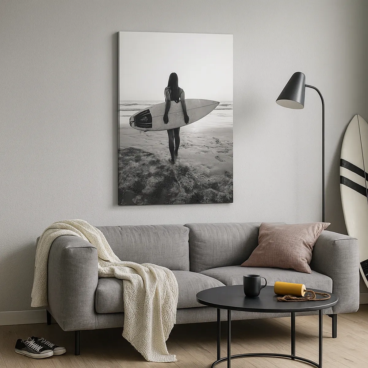 Quadro su tela - Stampe su Tela - Donna con tavola da surf sulla spiaggia in bianco e nero - 50x70cm - La figlia dell'onda marina - Decorazione murale moderna per soggiorno e camera da letto ARTTOR