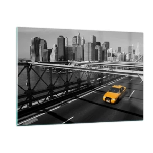 Quadro su vetro - Un taxi giallo su un ponte che domina Manhattan - 120x80cm - Il colore della grande città - Decorazione murale moderna per soggiorno e camera da letto ARTTOR