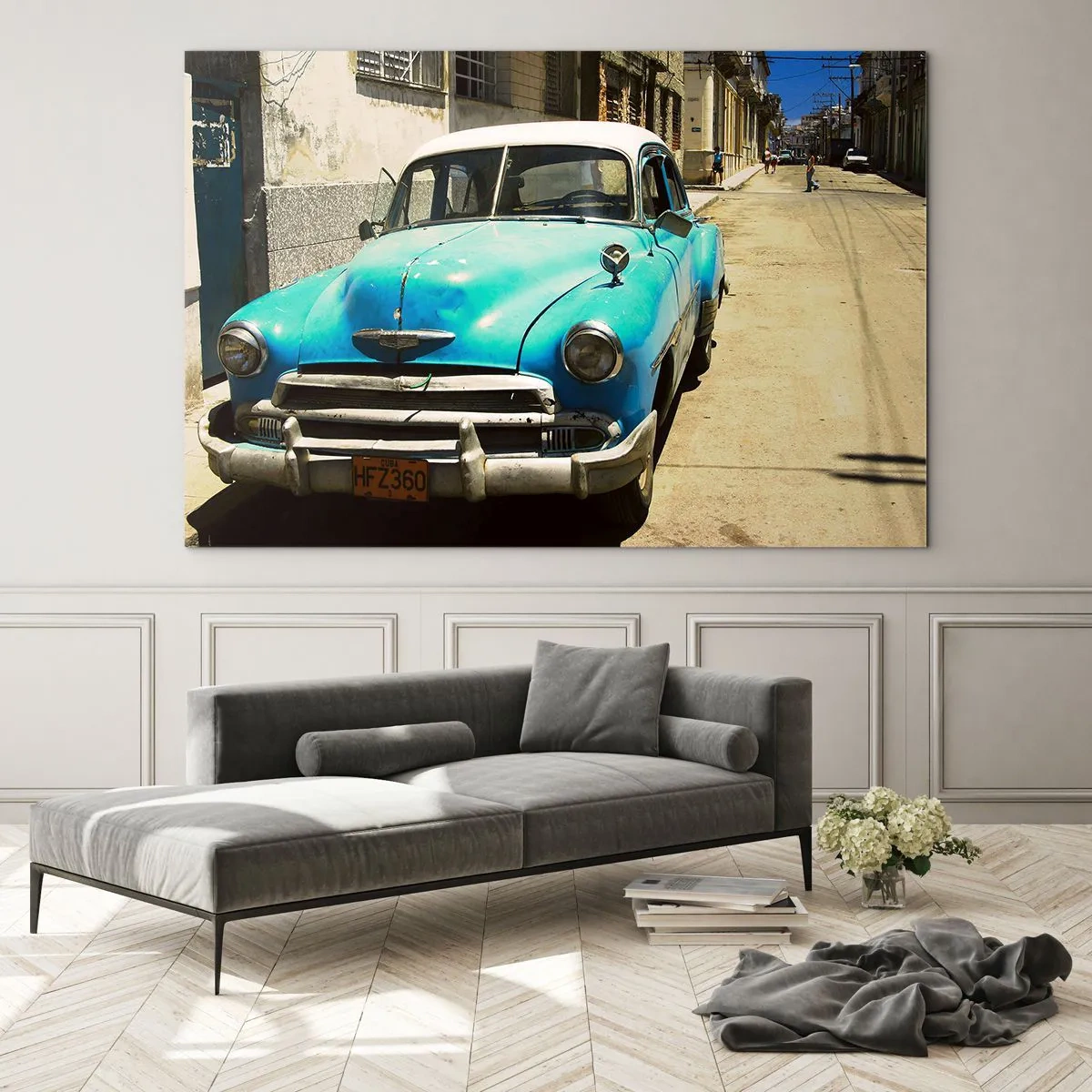 Quadro su vetro - Auto blu d'epoca sulla strada al sole - 70x50cm - Evviva Cuba! - Decorazione murale moderna per soggiorno e camera da letto ARTTOR