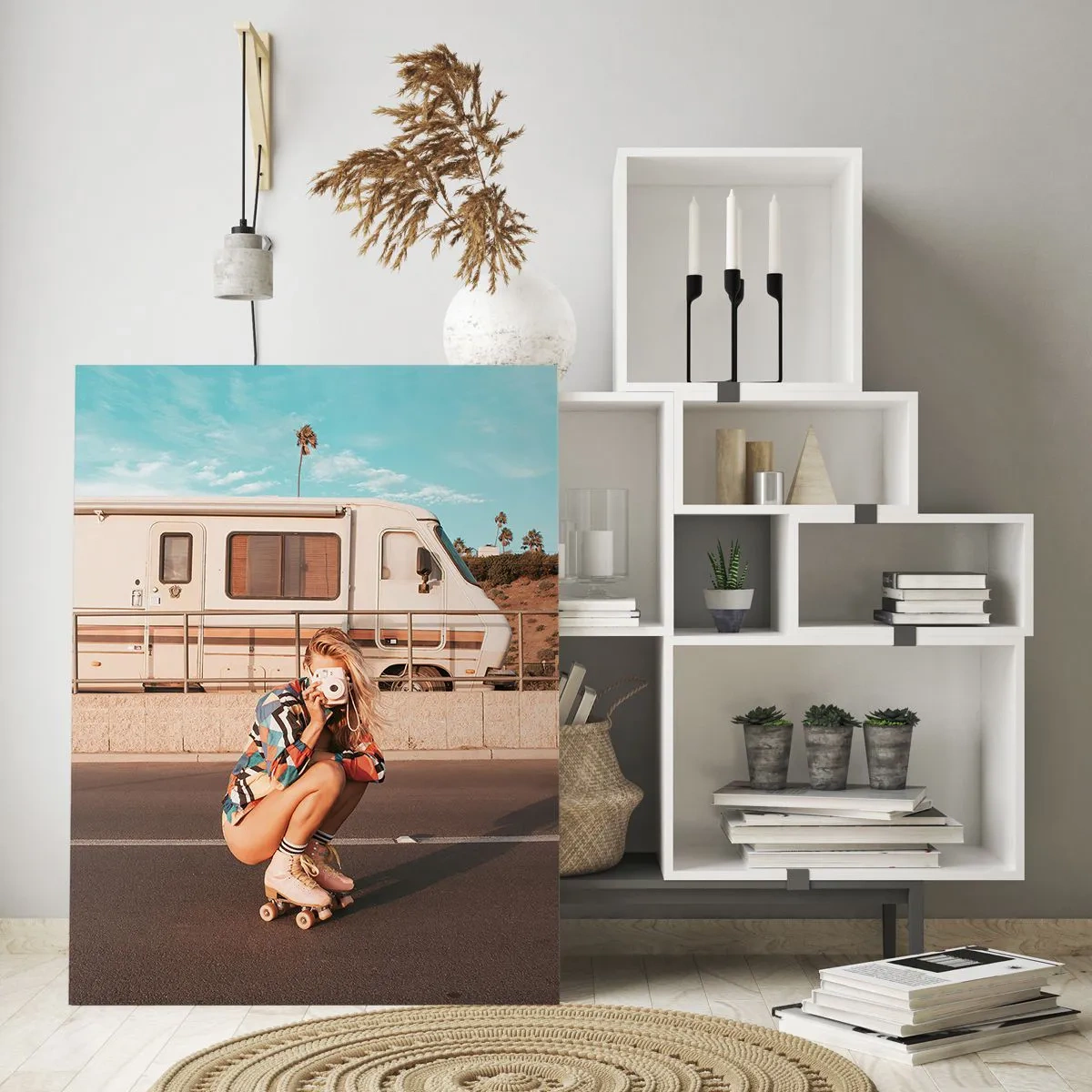 Quadro su vetro - Una ragazza sui pattini a rotelle scatta una foto in una giornata di sole. - 80x120cm - Sorridi per favore! - Decorazione murale moderna per soggiorno e camera da letto ARTTOR