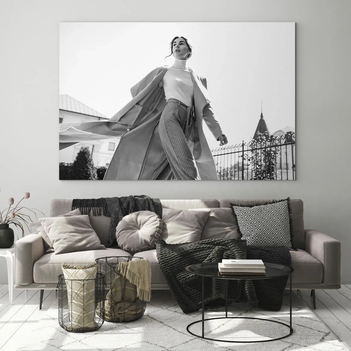 Quadro su vetro - Una donna elegante in movimento sullo sfondo dell'architettura urbana - 70x50cm - Vieni con me? - Decorazione murale moderna per soggiorno e camera da letto ARTTOR