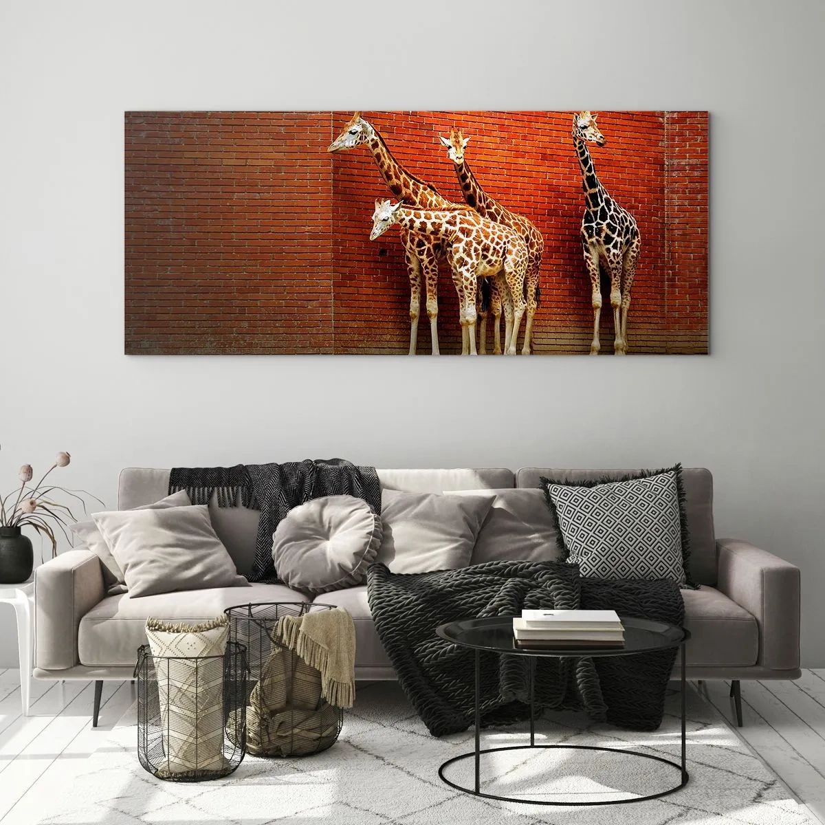 Quadro su vetro - Quattro giraffe contro un muro di mattoni in un ambiente artistico - 140x50cm - Vedete qualche acacia? - Decorazione murale moderna per soggiorno e camera da letto ARTTOR