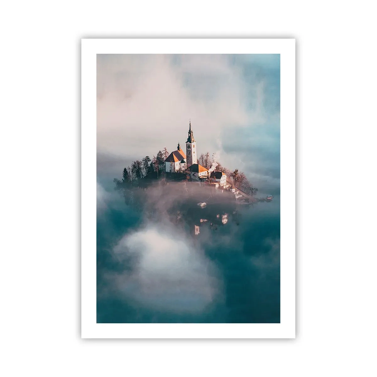 Poster - Una chiesa su un'isola circondata da nebbia e acqua - 50x70cm - L'isola dei sogni - Decorazione murale moderna per soggiorno e camera da letto ARTTOR