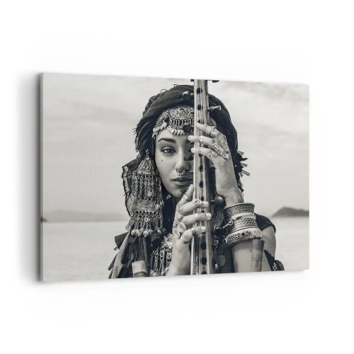 Quadro su tela - Stampe su Tela - Ritratto di una donna con gioielli etnici che tiene uno strumento in mano - 100x70cm - La musica dell'oriente - Decorazione murale moderna per soggiorno e camera da letto ARTTOR