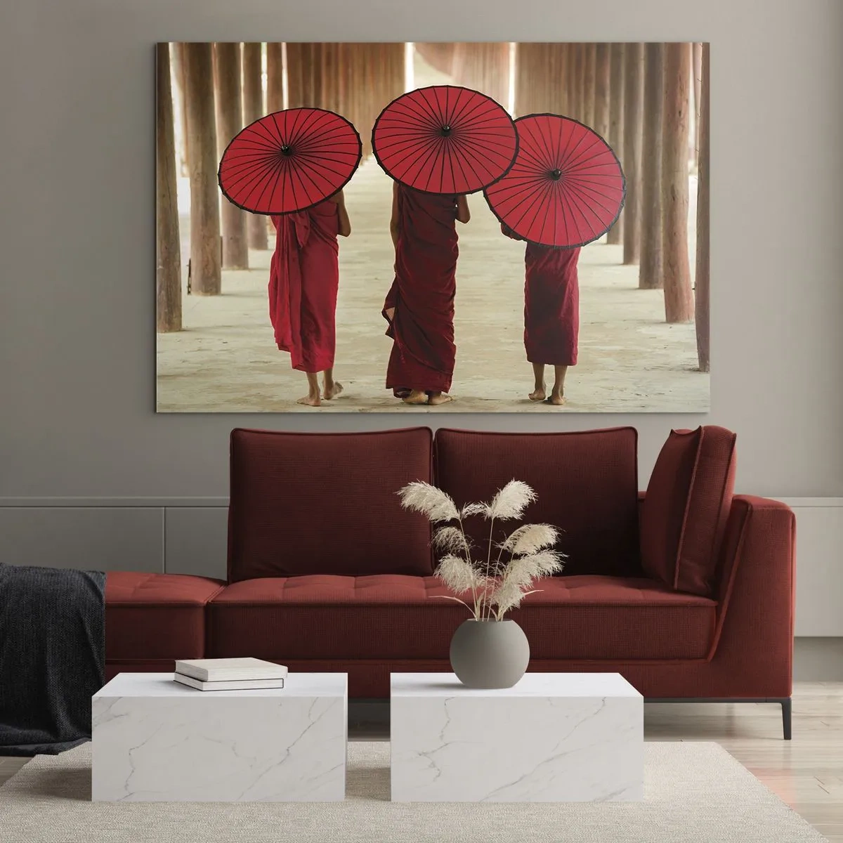 Quadro su vetro - Monaci con ombrelli rossi che camminano lungo un corridoio di legno - 70x50cm - In cammino verso la Terra Pura - Decorazione murale moderna per soggiorno e camera da letto ARTTOR