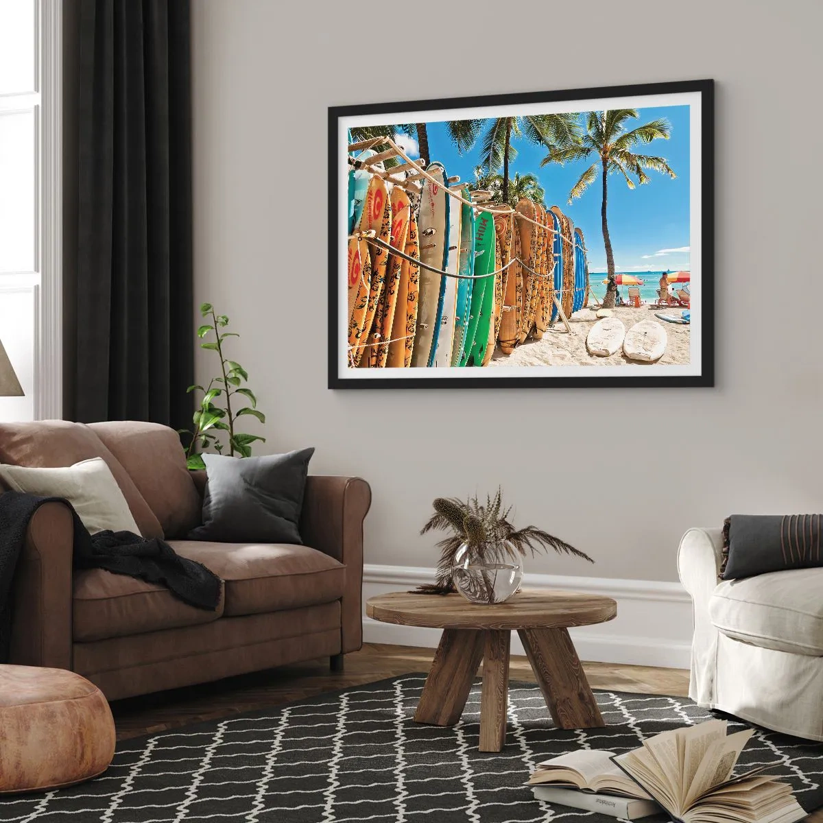 Poster in cornice nera - Tavole da surf su una spiaggia con palme - 70x50cm - Divertimento sotto il sole - Decorazione murale moderna per soggiorno e camera da letto ARTTOR