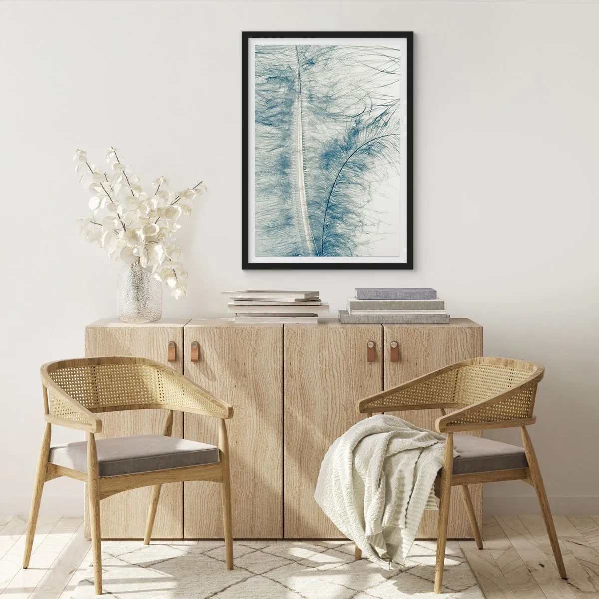 Poster in cornice nera - Una piuma delicata in sottili sfumature di blu - 50x70cm - Il sussurro della natura - Decorazione murale moderna per soggiorno e camera da letto ARTTOR