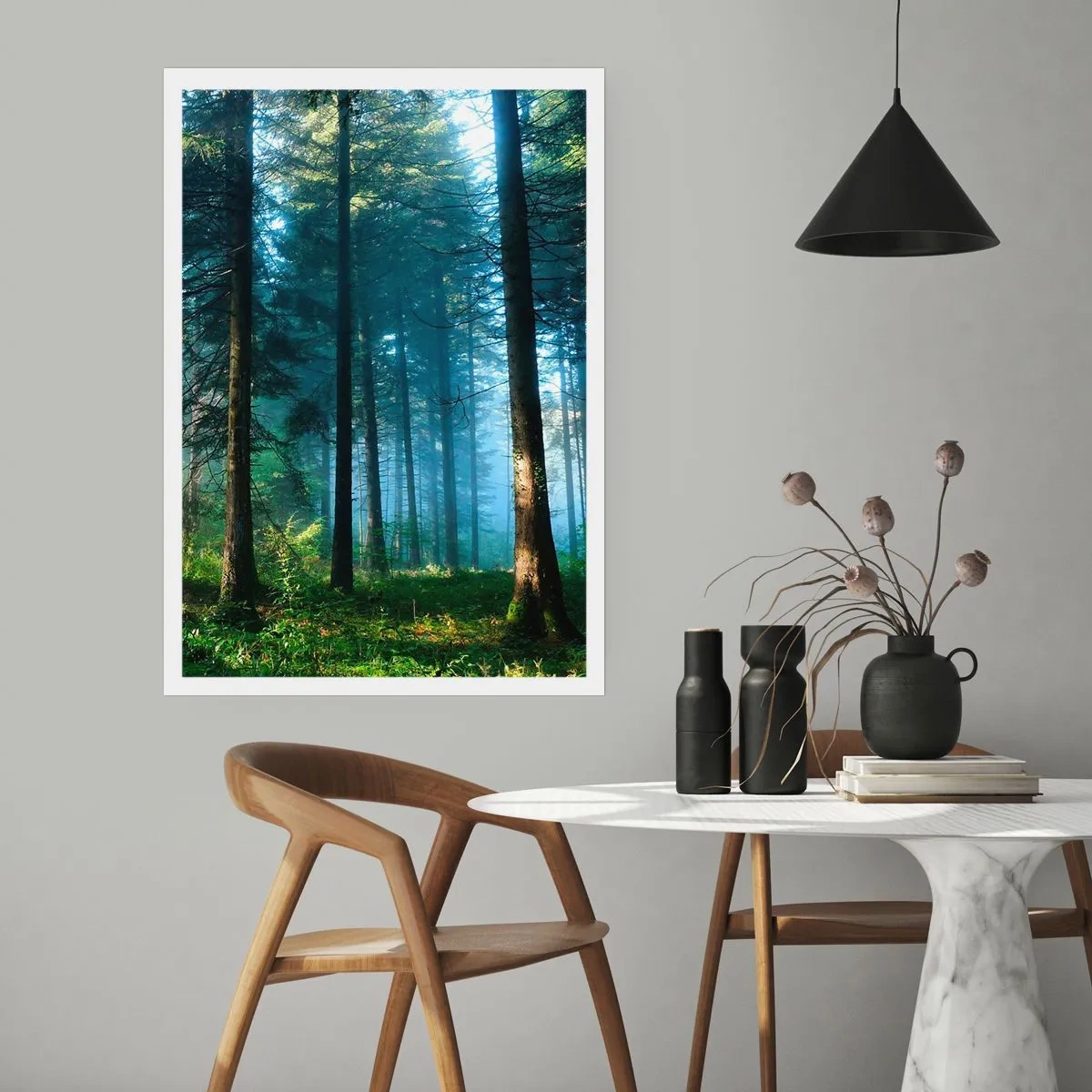 Poster - Foresta di conifere al sole del mattino e leggera nebbia - 50x70cm - Raggiante all'alba - Decorazione murale moderna per soggiorno e camera da letto ARTTOR