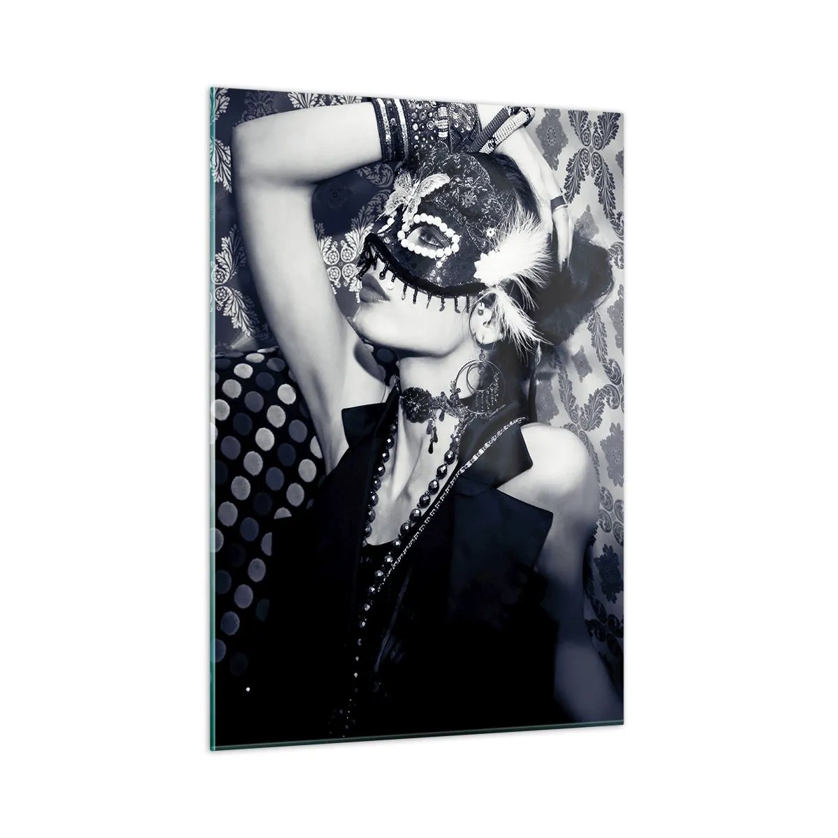 Quadro su vetro - Una figura mascherata contro un muro decorato con sfumature di bianco e nero - 50x70cm - Decorazioni, ornamenti, modelli... - Decorazione murale moderna per soggiorno e camera da letto ARTTOR