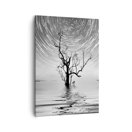 Quadro su tela - Stampe su Tela - Un albero nell'acqua sotto un cielo notturno con stelle in movimento - 50x70cm - Sinfonia della natura - Decorazione murale moderna per soggiorno e camera da letto ARTTOR