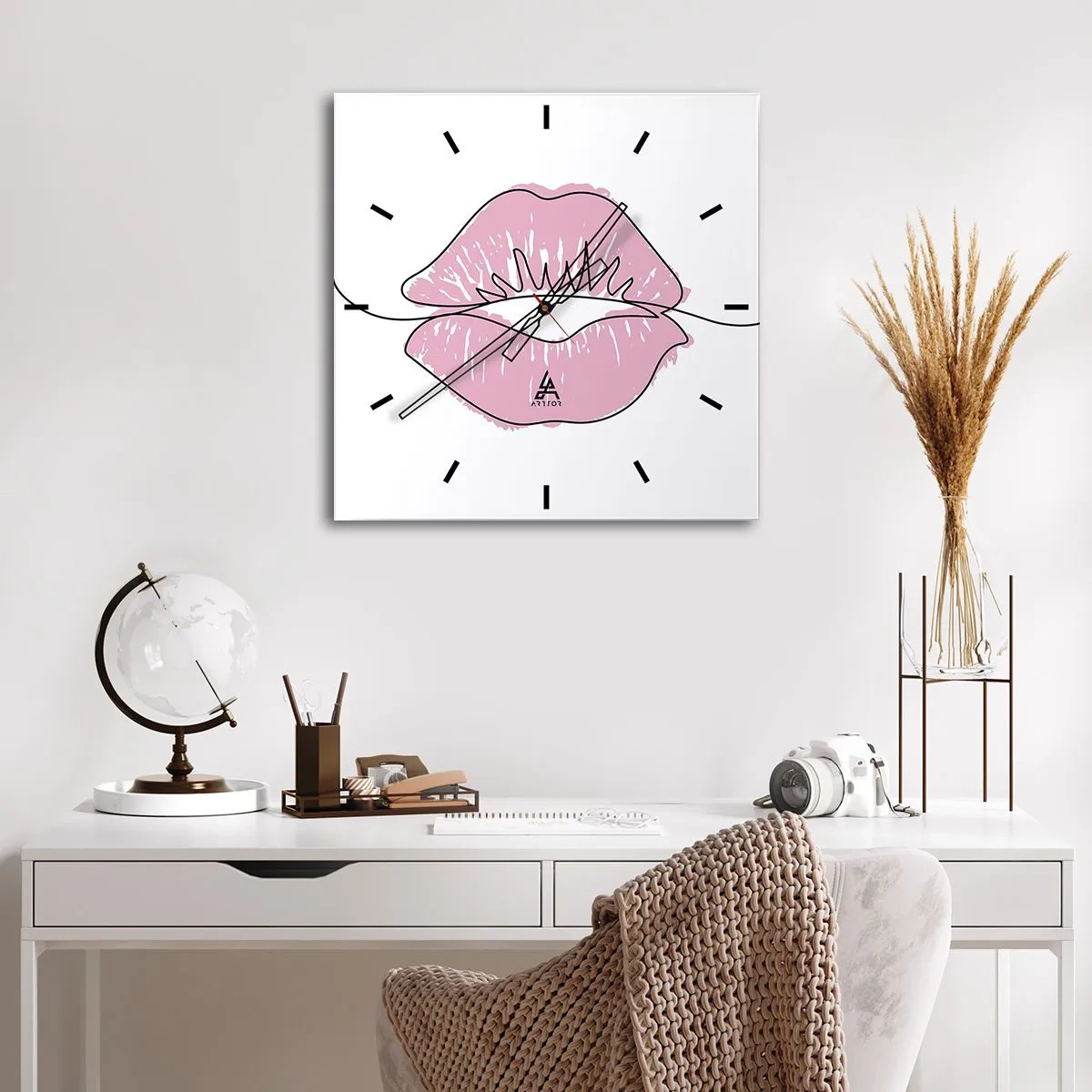 Orologio da parete - Orologio in Vetro - Disegno minimalista delle labbra in una tonalità rosa - 30x30cm - Pronti al bacio? - Decorazione murale moderna per soggiorno e camera da letto ARTTOR