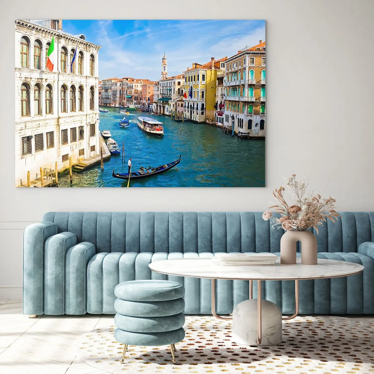 Quadro su vetro - Un canale a Venezia con gondole e barche sull'acqua - 70x50cm - Una circolazione stradale unica al mondo - Decorazione murale moderna per soggiorno e camera da letto ARTTOR