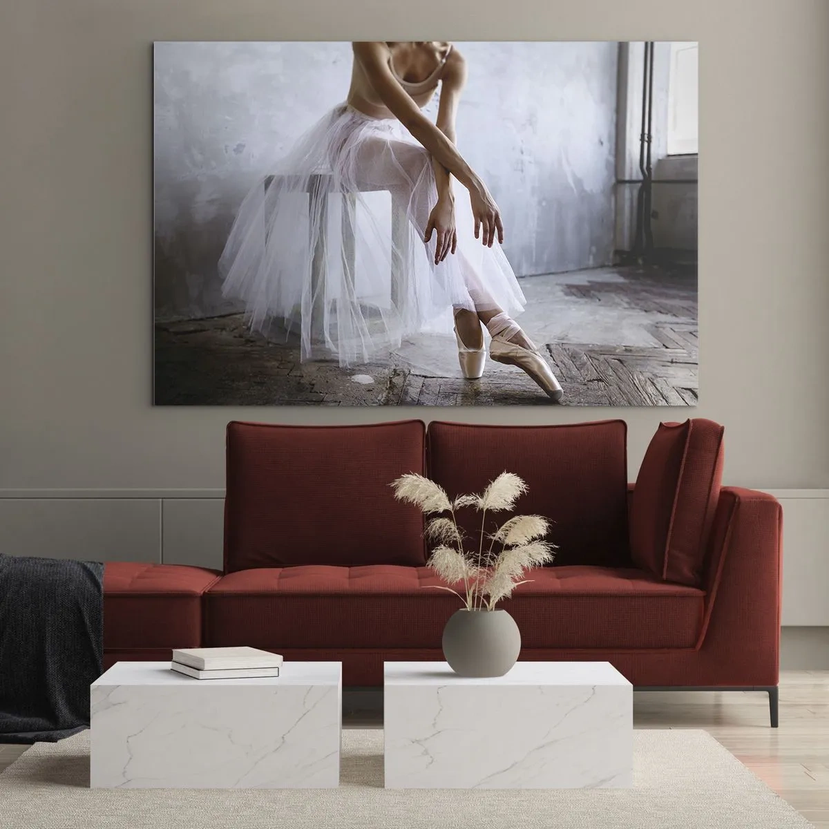 Quadro su vetro - Una ballerina con una gonna di tulle riposa nell'atrio - 120x80cm - Prima che si accendano le luci del palco - Decorazione murale moderna per soggiorno e camera da letto ARTTOR