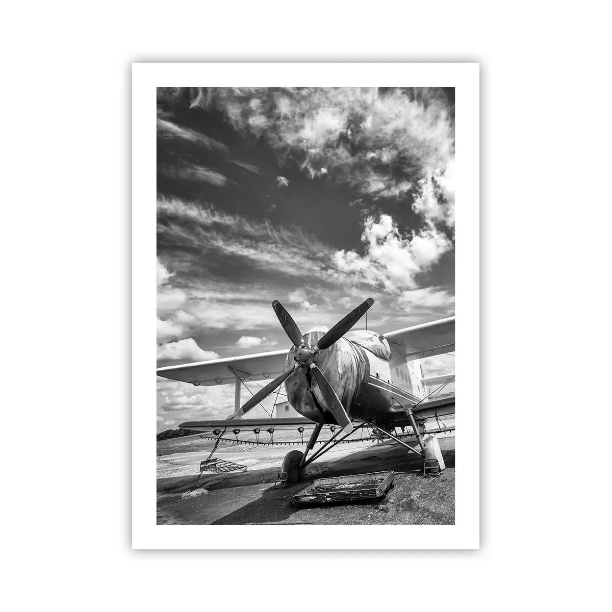 Poster - Foto in bianco e nero di un aereo retrò contro il cielo - 50x70cm - Non vedo l'ora! - Decorazione murale moderna per soggiorno e camera da letto ARTTOR