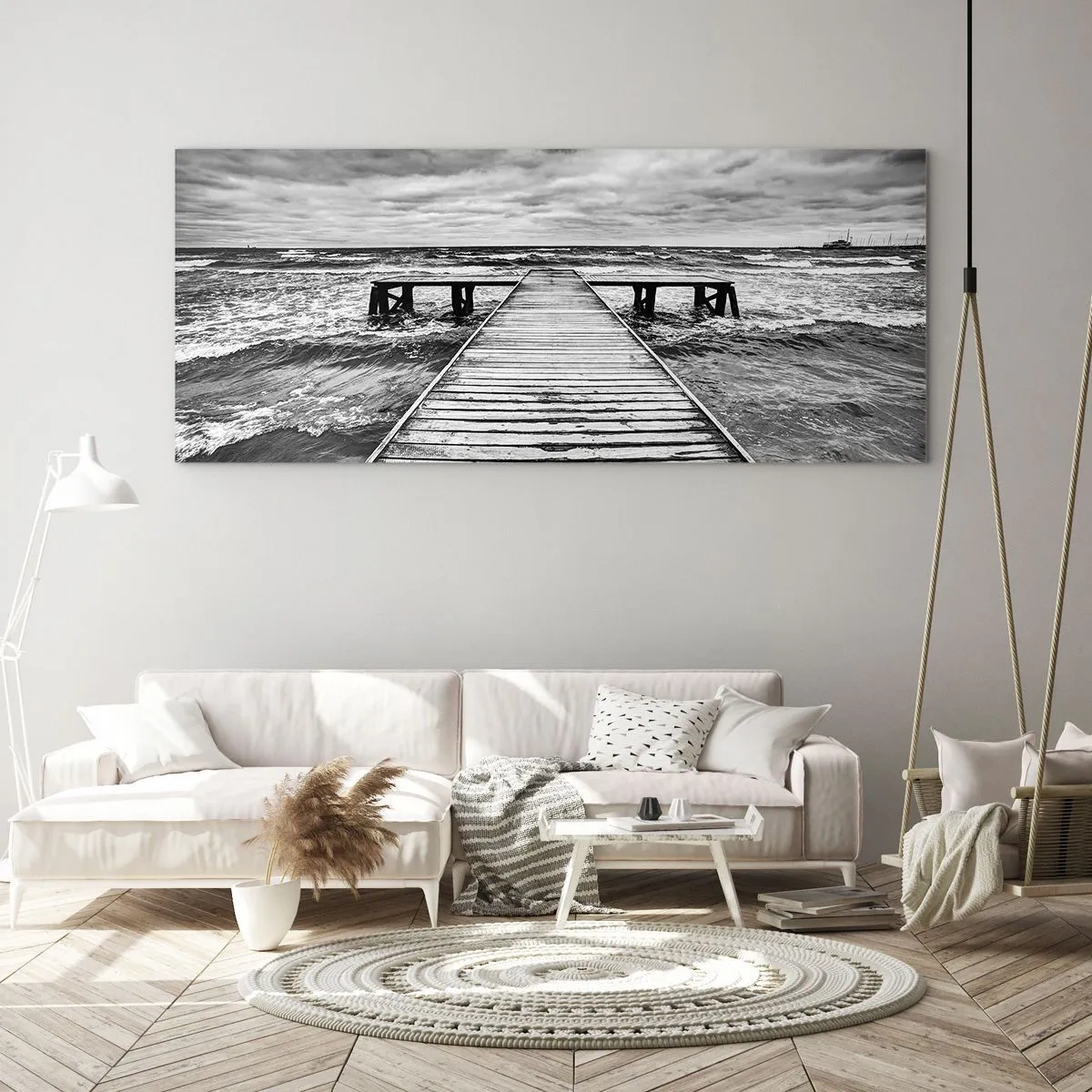 Quadro su vetro - Una vista in bianco e nero di un molo di legno su un mare in tempesta. - 120x50cm - Aspetto che il vento le scacci via... - Decorazione murale moderna per soggiorno e camera da letto ARTTOR