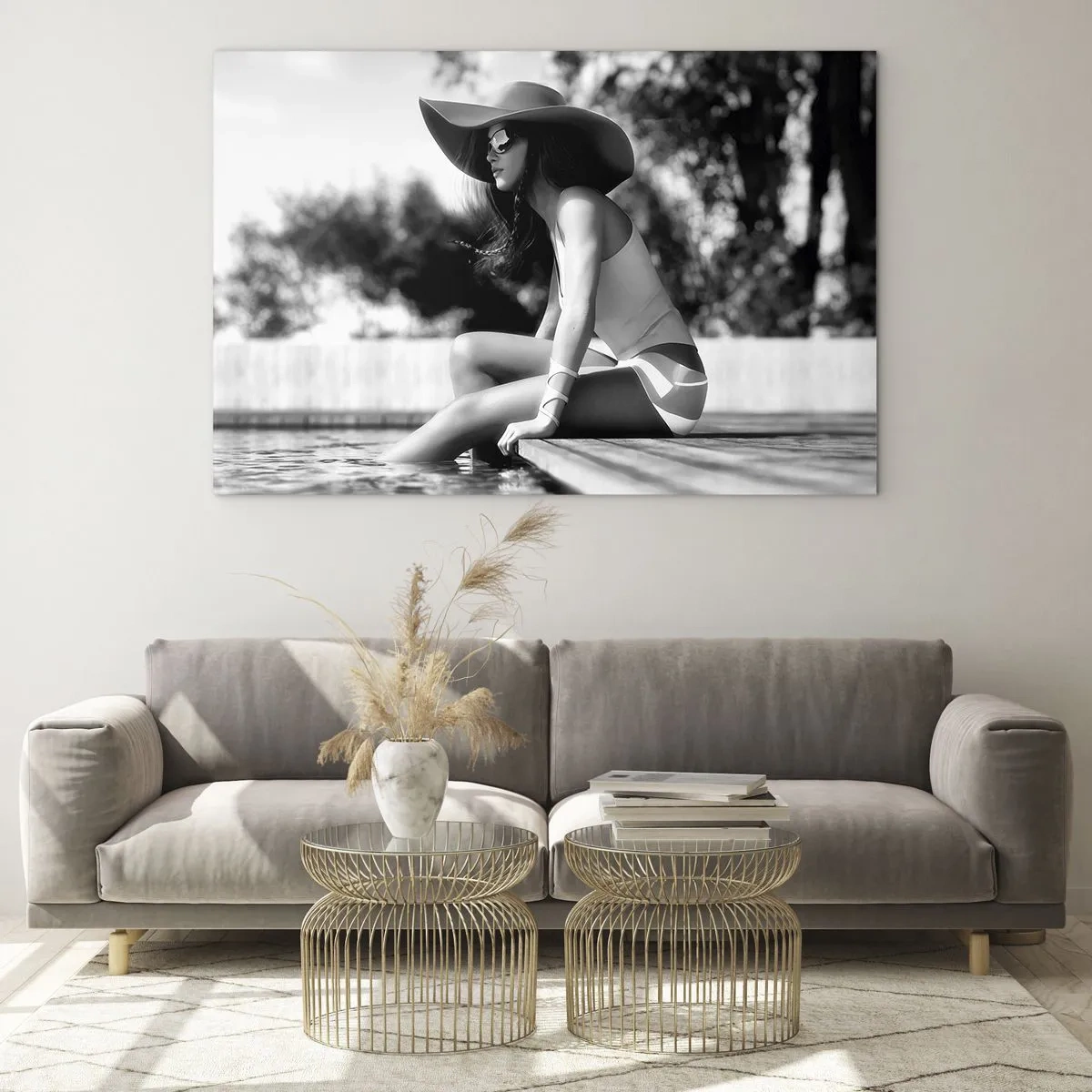 Quadro su vetro - Donna con cappello seduta a bordo piscina in bianco e nero - 100x70cm - Sogno estivo - Decorazione murale moderna per soggiorno e camera da letto ARTTOR