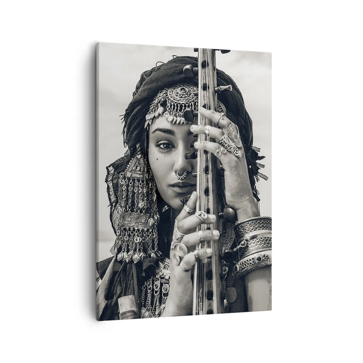 Quadro su tela - Stampe su Tela - Ritratto di una donna con gioielli etnici che tiene uno strumento in mano - 50x70cm - La musica dell'oriente - Decorazione murale moderna per soggiorno e camera da letto ARTTOR