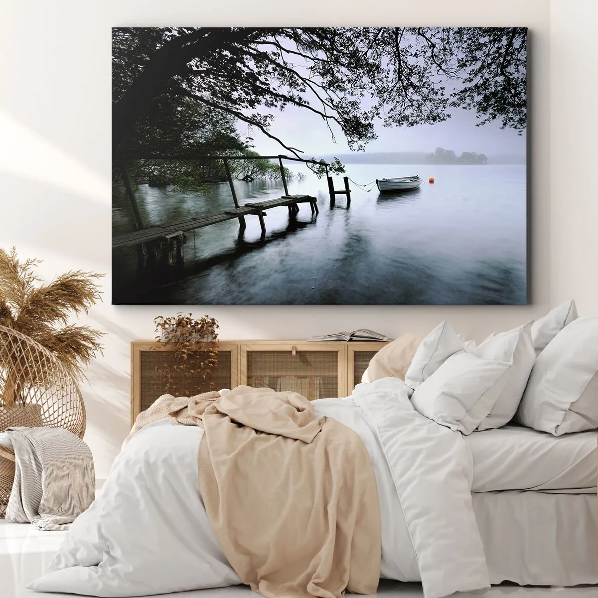 Quadro su tela - Stampe su Tela - Un molo sull'acqua con una barca sullo sfondo circondata da un paesaggio nebbioso - 70x50cm - E già ti riposi - Decorazione murale moderna per soggiorno e camera da letto ARTTOR