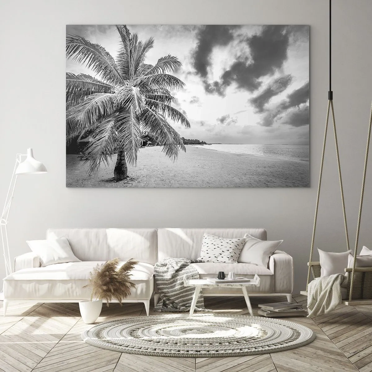 Quadro su vetro - Una palma bianca e nera su una spiaggia deserta con un cielo nuvoloso. - 100x70cm - Quando hai nostalgia della solitudine... - Decorazione murale moderna per soggiorno e camera da letto ARTTOR
