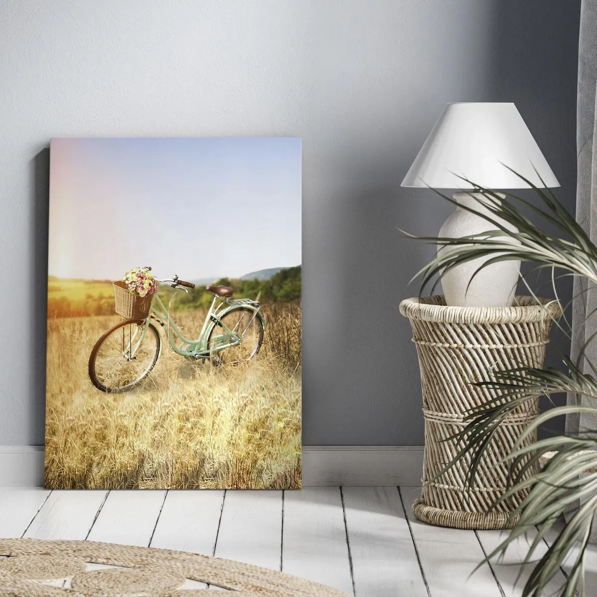 Quadro su tela - Stampe su Tela - Una bicicletta retrò con un cesto pieno di fiori sullo sfondo di un prato. - 80x120cm - Resto qui un attimo - Decorazione murale moderna per soggiorno e camera da letto ARTTOR