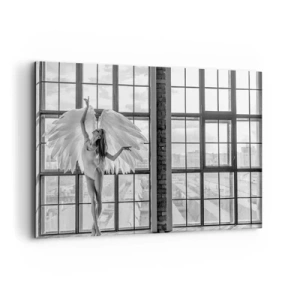 Quadro su tela - Stampe su Tela - Una donna con ali d'angelo sullo sfondo della finestra di un loft - 120x80cm - Città degli angeli? - Decorazione murale moderna per soggiorno e camera da letto ARTTOR