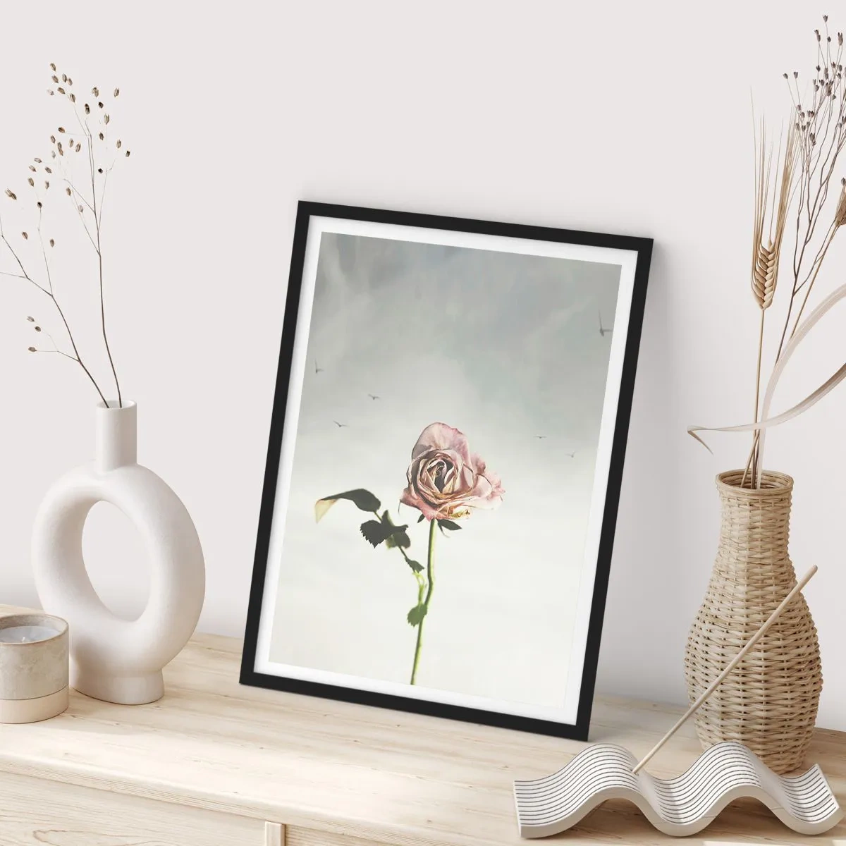 Poster in cornice nera - Una rosa sottile contro un cielo delicato - 50x70cm - Il benvenuto alla primavera - Decorazione murale moderna per soggiorno e camera da letto ARTTOR