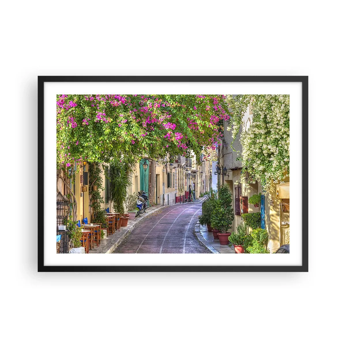 Poster in cornice nera - Una strada affascinante con viti in fiore e tavolini da caffè - 70x50cm - Angolo fiorito - Decorazione murale moderna per soggiorno e camera da letto ARTTOR