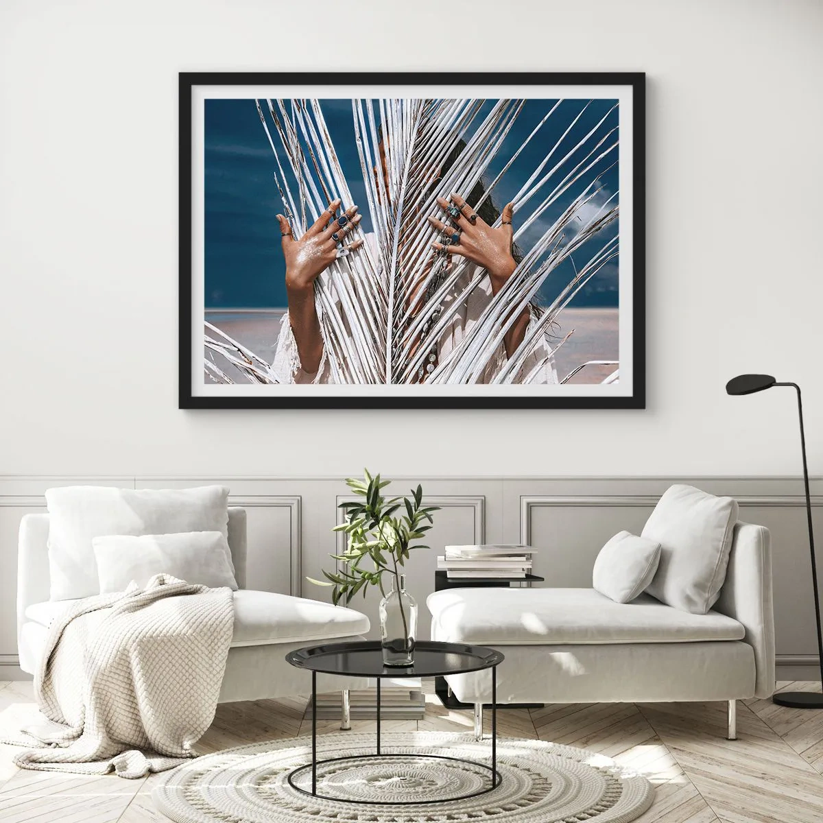 Poster in cornice nera - Una donna nascosta dietro foglie di palma con anelli alle mani. - 100x70cm - La ragazza dello sciamano? - Decorazione murale moderna per soggiorno e camera da letto ARTTOR