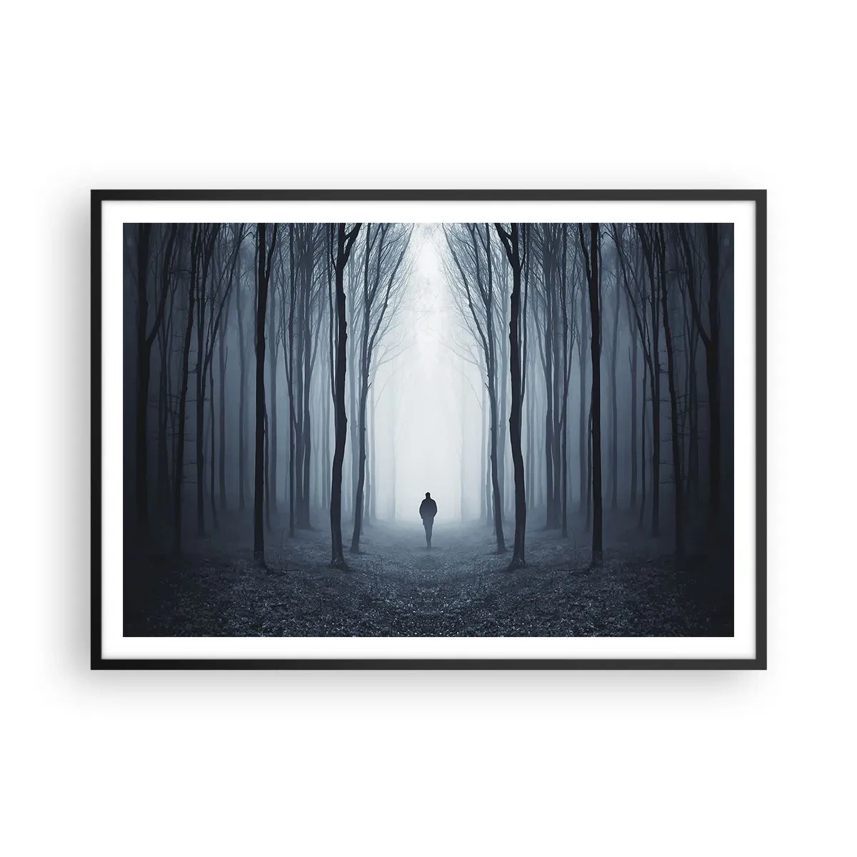 Poster in cornice nera - Una figura che cammina tra gli alberi in una foresta nebbiosa - 100x70cm - E tutto è semplice e chiaro - Decorazione murale moderna per soggiorno e camera da letto ARTTOR