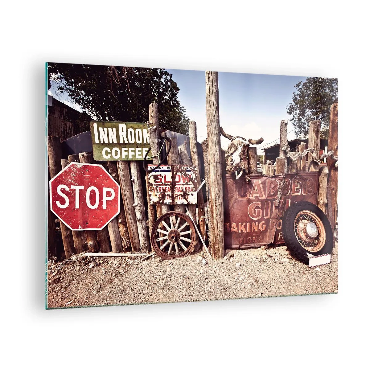 Quadro su vetro - Recinzione in legno con insegne e ruote d'epoca - 70x50cm - E il tempo si è fermato - Decorazione murale moderna per soggiorno e camera da letto ARTTOR