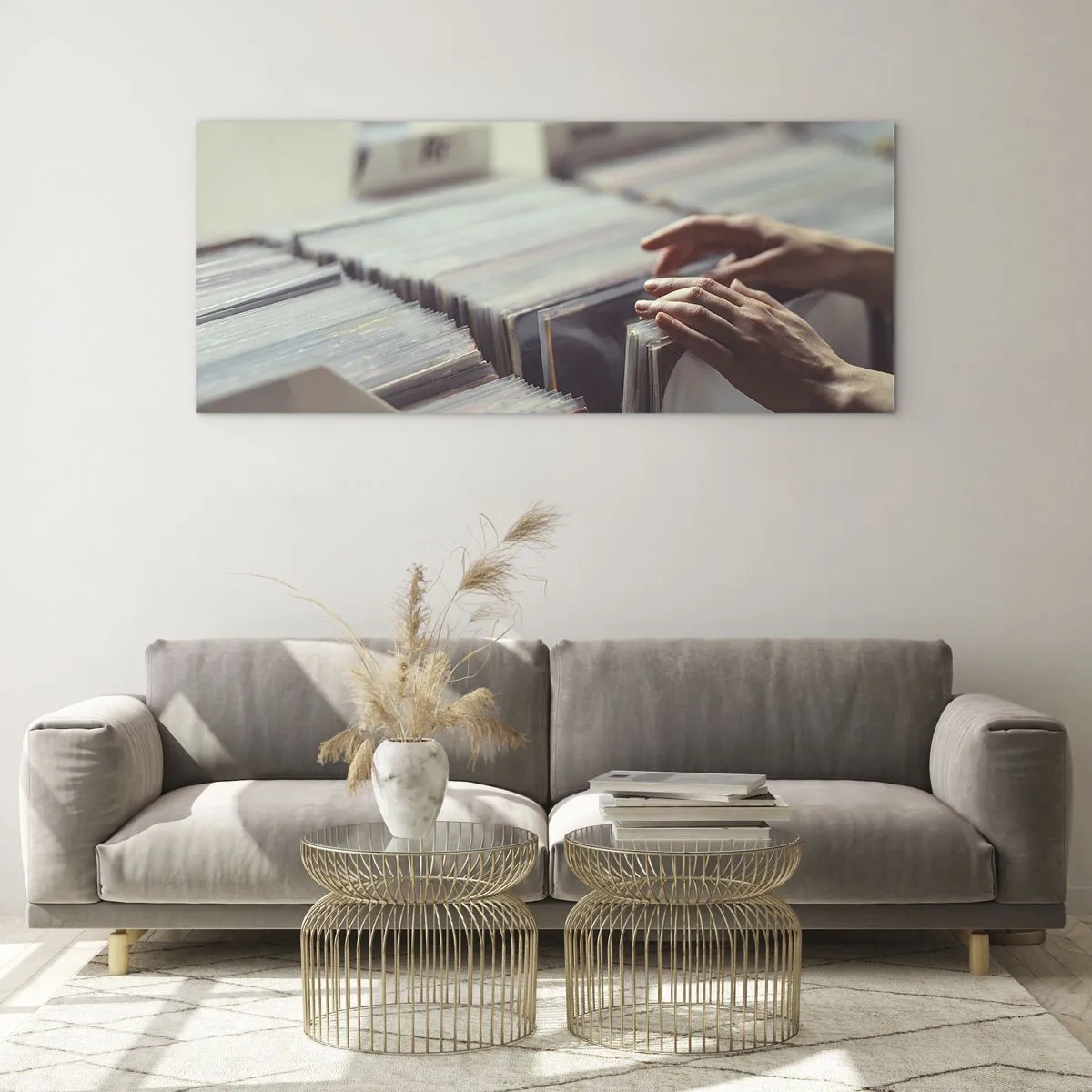 Quadro su vetro - Mani che guardano attraverso una collezione di vinili - 140x50cm - Alla ricerca di emozioni - Decorazione murale moderna per soggiorno e camera da letto ARTTOR