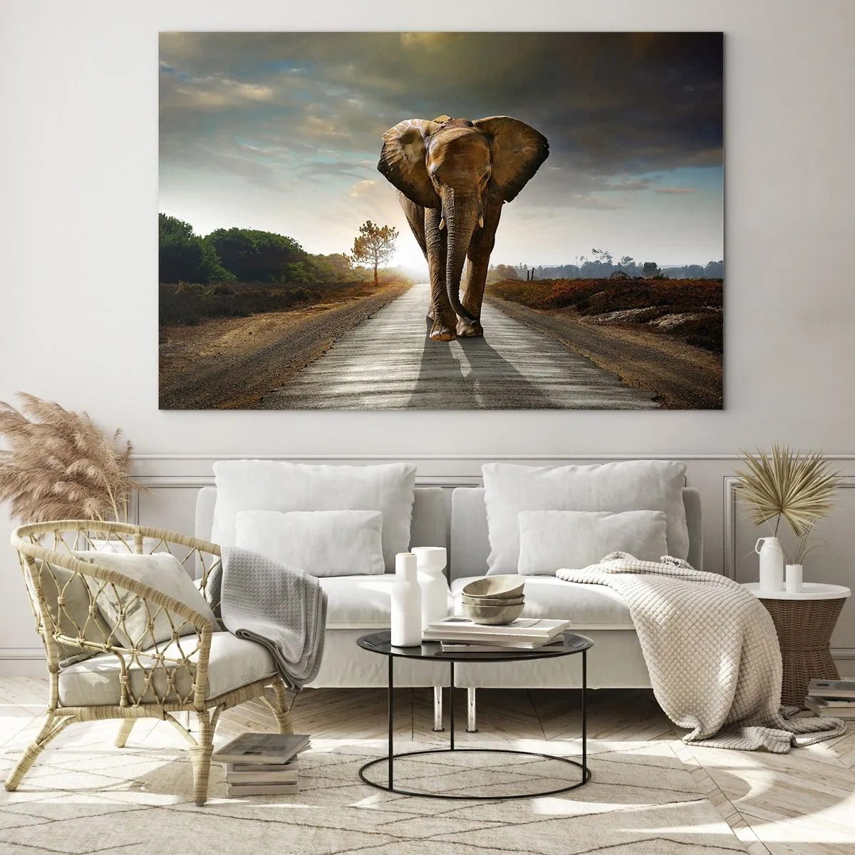 Quadro su vetro - Un elefante che cammina lungo la strada al tramonto - 70x50cm - E non nel negozio di cristalli - Decorazione murale moderna per soggiorno e camera da letto ARTTOR