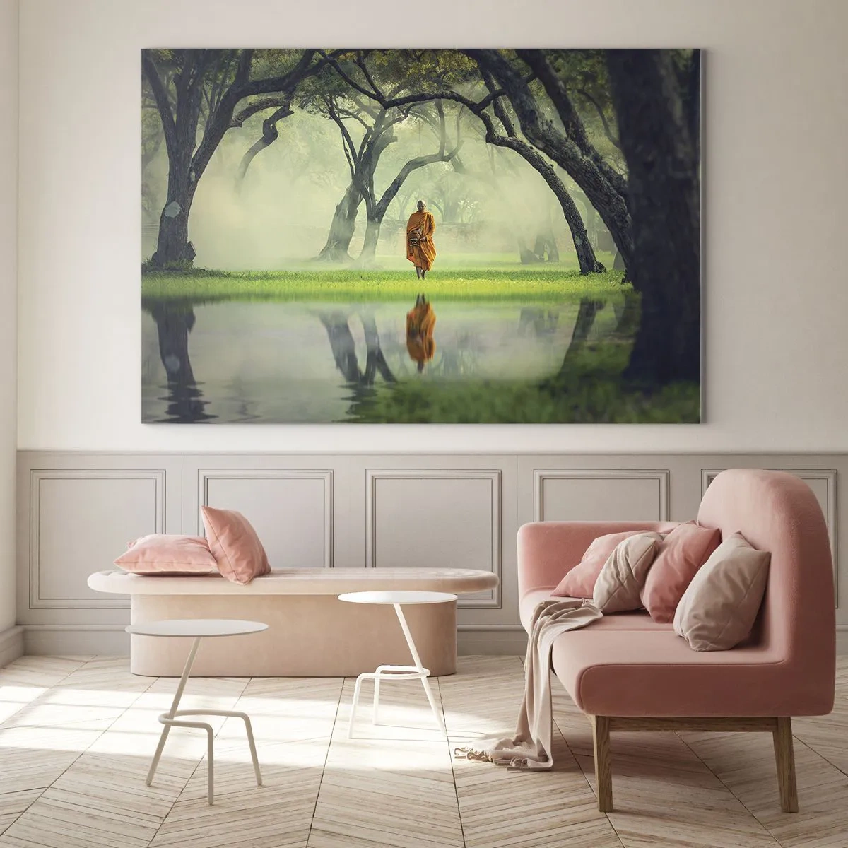 Quadro su vetro - Un monaco in una veste arancione cammina tra gli alberi in riva all'acqua - 70x50cm - In cammino verso l'illuminazione - Decorazione murale moderna per soggiorno e camera da letto ARTTOR