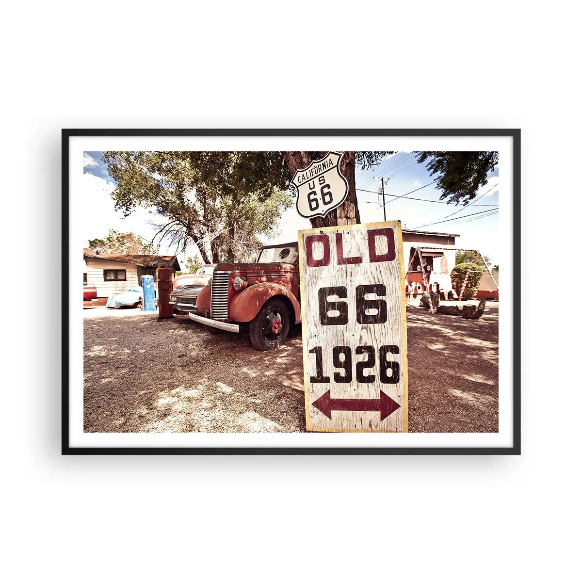 Poster in cornice nera - Auto retrò e cartello della Route 66 in un ambiente rustico - 100x70cm - La leggenda della provincia americana - Decorazione murale moderna per soggiorno e camera da letto ARTTOR