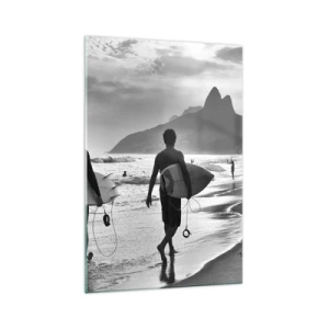 Quadro su vetro - Due surfisti camminano sulla spiaggia con le loro tavole bianche e nere. - 70x100cm - Samba su un'unica onda - Decorazione murale moderna per soggiorno e camera da letto ARTTOR