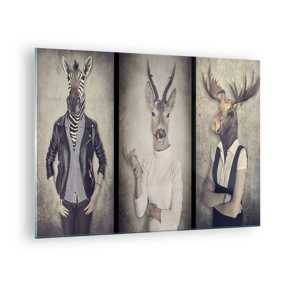 Quadro su vetro - Tre figure di animali in abiti umani su uno sfondo neutro - 70x50cm - Facciamo parlare i gesti - Decorazione murale moderna per soggiorno e camera da letto ARTTOR