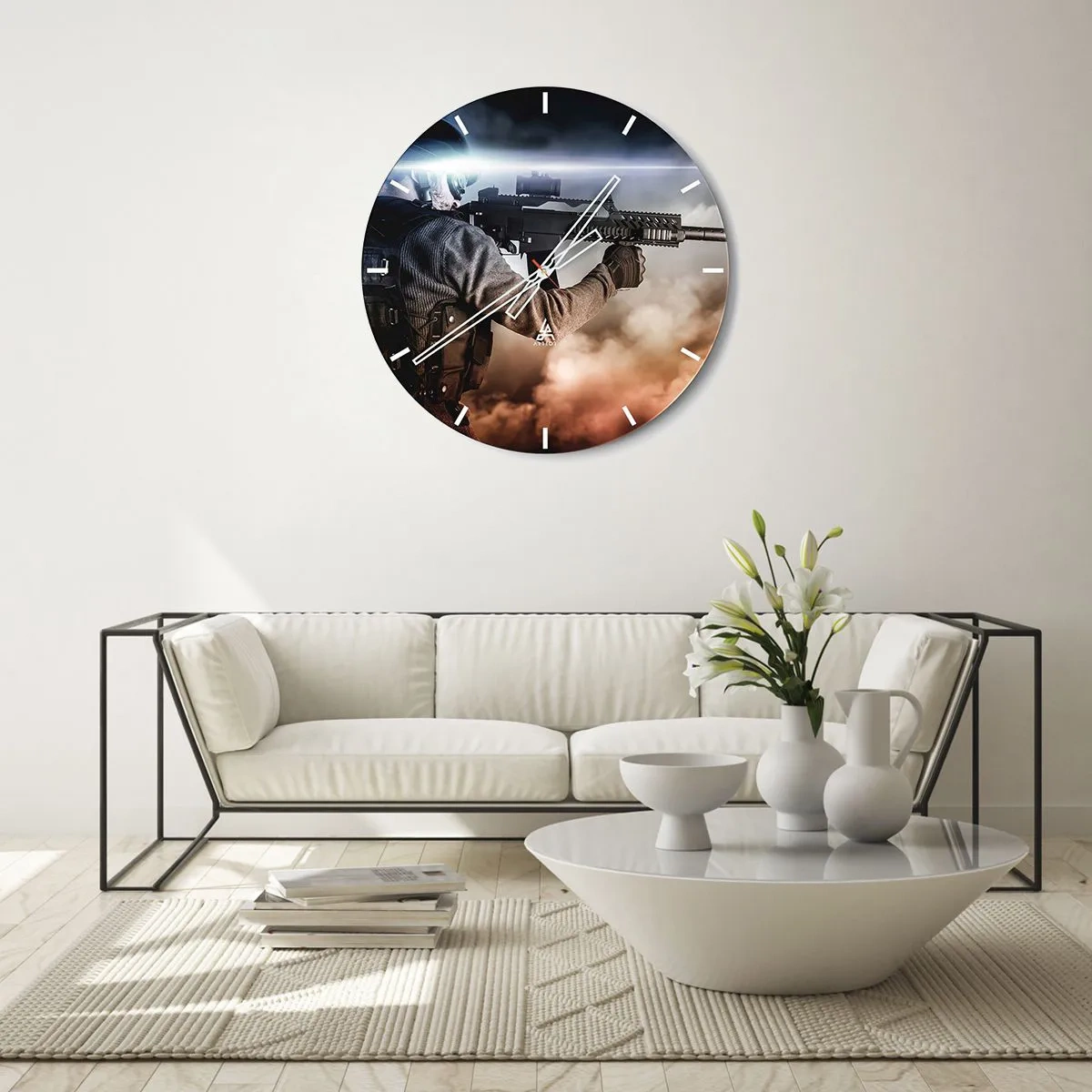 Orologio da parete - Orologio in Vetro - Un soldato con un fucile sullo sfondo di fumo e lampi di luce. - 30x30cm - Semplicemente un eroe - Decorazione murale moderna per soggiorno, cucina e camera da letto ARTTOR