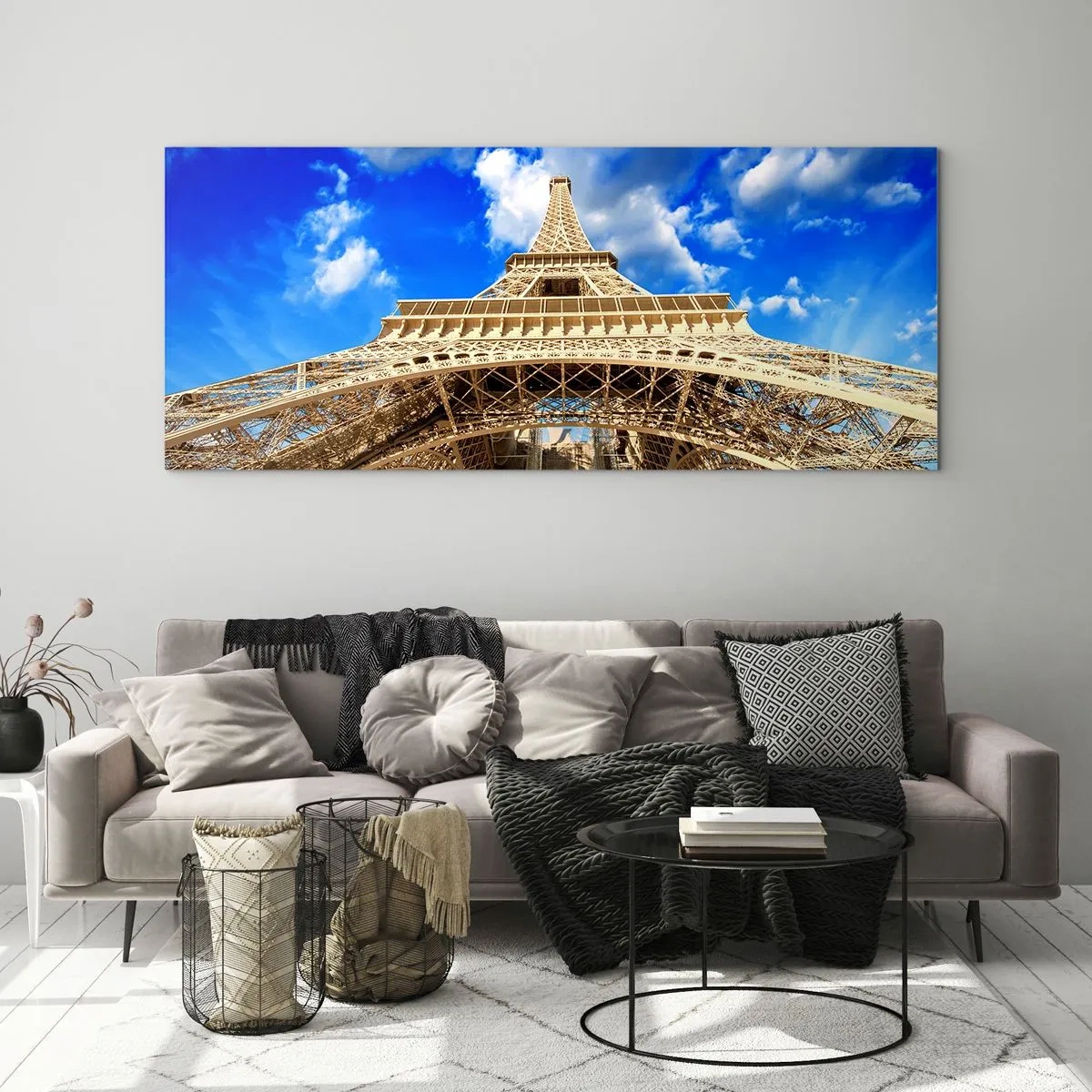 Quadro su vetro - La Torre Eiffel dal basso contro un cielo blu - 140x50cm - Toccare il cielo e le nuvole - Decorazione murale moderna per soggiorno e camera da letto ARTTOR