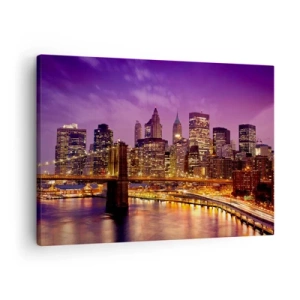 Quadro su tela - Stampe su Tela - Panorama della città con il ponte nella luce della sera contro il cielo viola - 70x50cm - Manhattan in viola e oro - Decorazione murale moderna per soggiorno e camera da letto ARTTOR