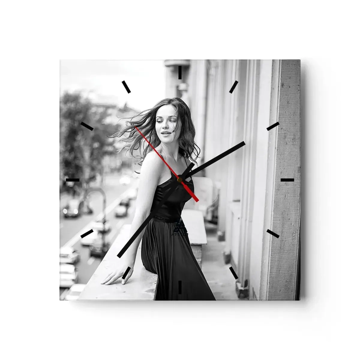 Orologio da parete - Orologio in Vetro - Foto in bianco e nero di una donna su un balcone - 30x30cm - Sicuramente parigina - Decorazione murale moderna per soggiorno e camera da letto ARTTOR