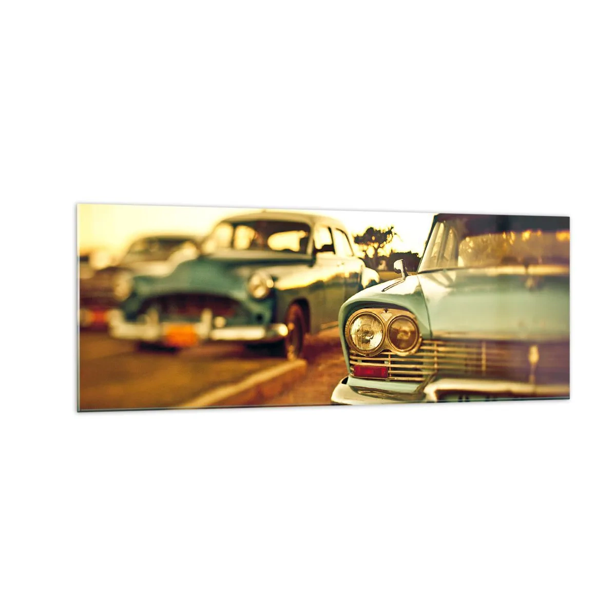 Quadro su vetro - Auto d'epoca nella calda luce del tramonto - 140x50cm - Aspettiamo, vediamo - Decorazione murale moderna per soggiorno e camera da letto ARTTOR