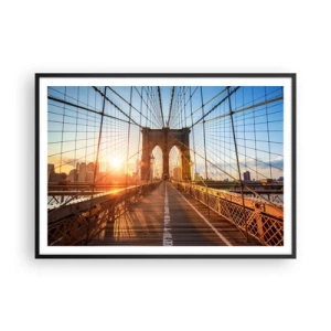 Poster in cornice nera - Il ponte alla luce del tramonto con vista sulla città - 100x70cm - Sul ponte d'oro - Decorazione murale moderna per soggiorno e camera da letto ARTTOR