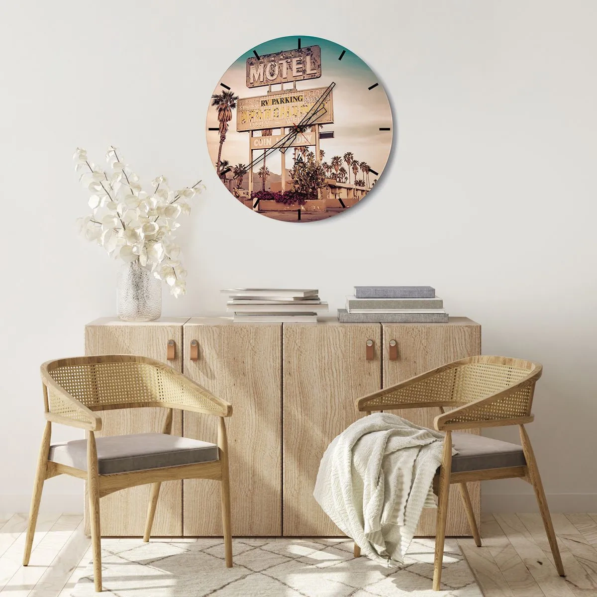 Orologio da parete - Orologio in Vetro - Insegna retrò di un motel con palme sullo sfondo su una strada deserta - 30x30cm - Qui il tempo si è fermato - Decorazione murale moderna per soggiorno, cucina e camera da letto ARTTOR