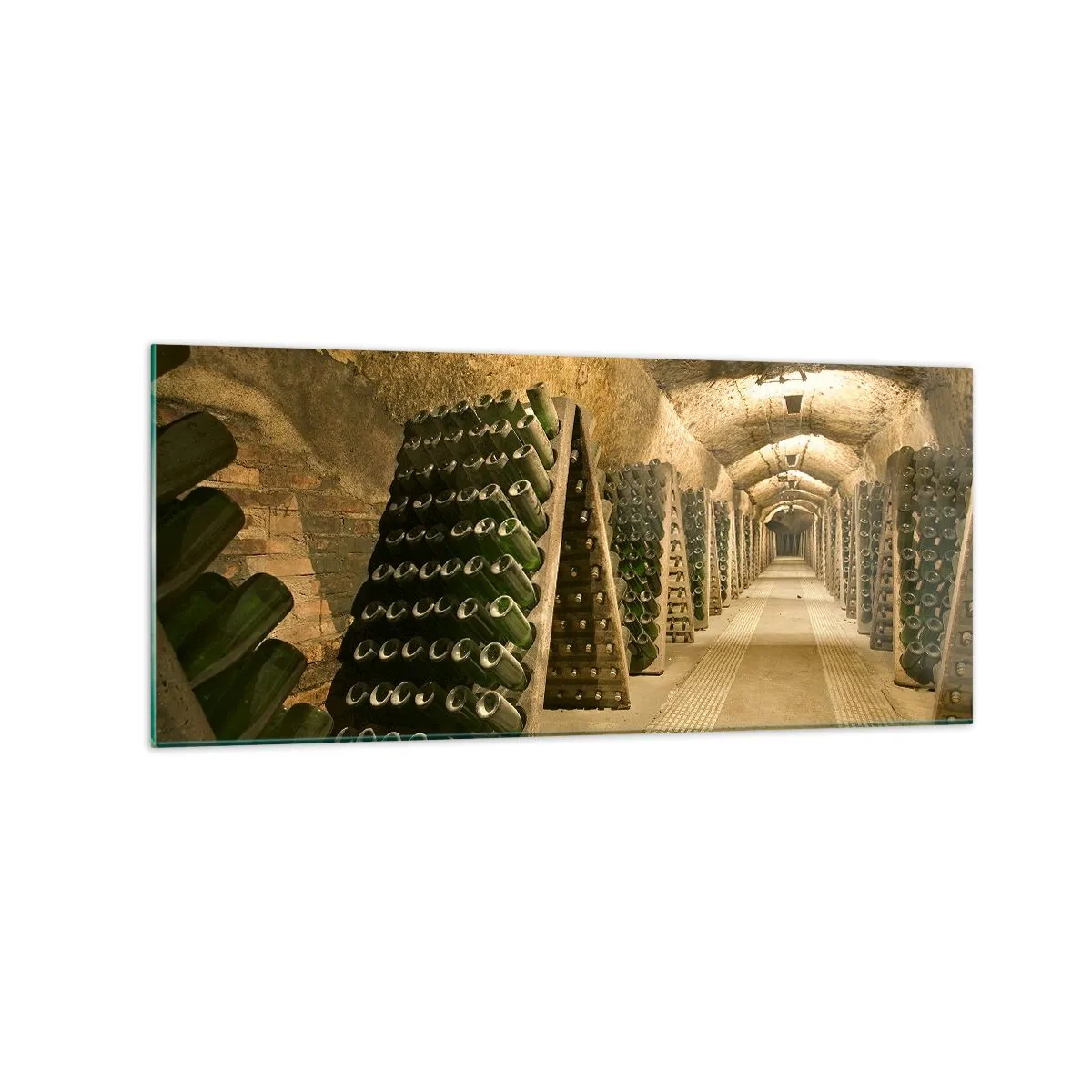 Quadro su vetro - Un vigneto con una cantina piena di bottiglie di vino esposte su scaffali di legno. - 120x50cm - Nascita del sapore - Decorazione murale moderna per soggiorno e camera da letto ARTTOR