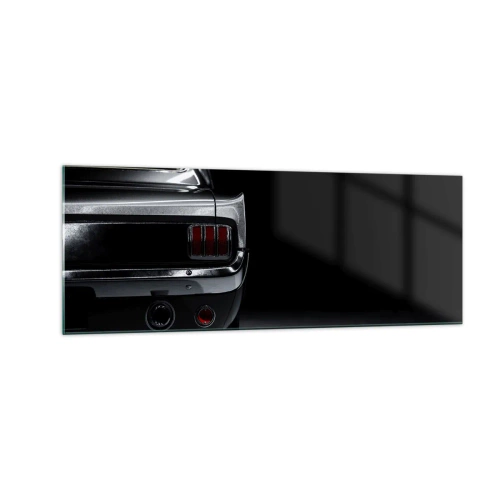 Quadro su vetro - Un'immagine in bianco e nero della parte posteriore di un'auto d'epoca su uno sfondo scuro. - 140x50cm - Il fascino del classico - Decorazione murale moderna per soggiorno e camera da letto ARTTOR