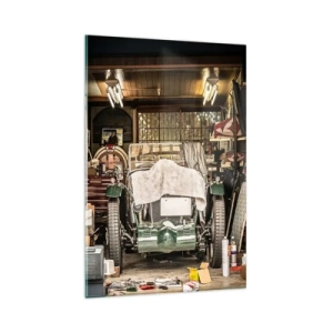 Quadro su vetro - Una vecchia auto in un garage circondata da attrezzi e attrezzature - 80x120cm - Ritorno al passato - Decorazione murale moderna per soggiorno e camera da letto ARTTOR