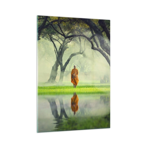 Quadro su vetro - Un monaco in una veste arancione cammina tra gli alberi in riva all'acqua - 50x70cm - In cammino verso l'illuminazione - Decorazione murale moderna per soggiorno e camera da letto ARTTOR