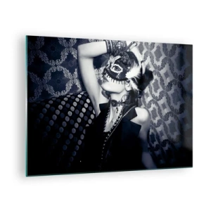 Quadro su vetro - Una figura mascherata contro un muro decorato con sfumature di bianco e nero - 70x50cm - Decorazioni, ornamenti, modelli... - Decorazione murale moderna per soggiorno e camera da letto ARTTOR