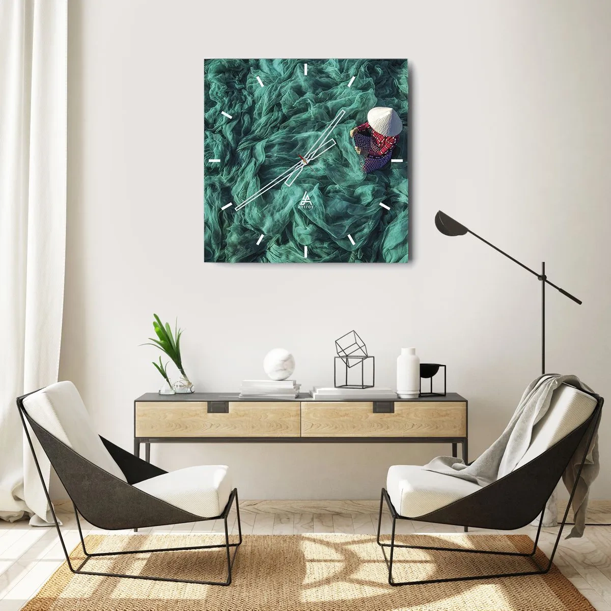 Orologio da parete - Orologio in Vetro - Una persona con un cappello tra reti da pesca verdi - 30x30cm - Nel mare di reti - Decorazione murale moderna per soggiorno e camera da letto ARTTOR